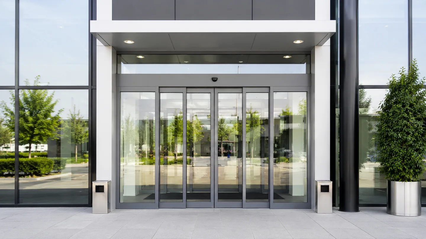 Telescopic automatic sliding door with multiple moving leaves